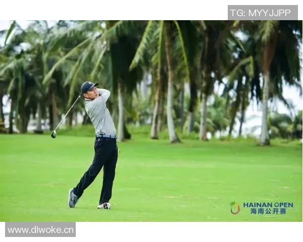 高尔夫球赛精彩纷呈选手争锋竞技激烈观众热情高涨场面震撼全场